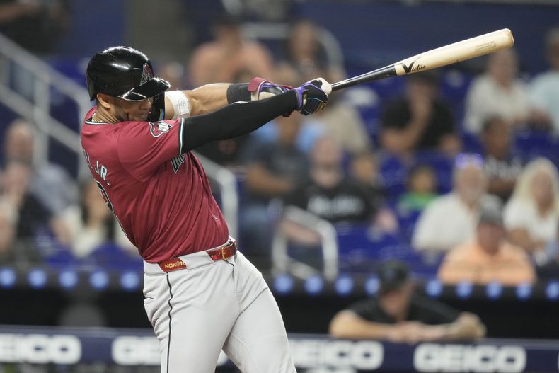El cubano Lourdes Gurriel Jr. pega un doble de tres carreras en el juego del miércoles 21 de agosto de 2024, ante los Marlins de Miami (AP Foto/Lynne Sladky)