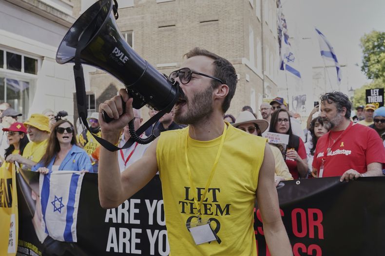 Manifestantes exigen la libertad de los rehenes retenidos por Hamás, en Londres el 10 de agosto del 2025. (AP foto/Alberto Pezzali)