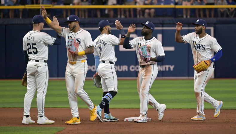Curtis Mead, José Siri, José Caballero, Randy Arozarena y Amed Rosario, de izquierda a derecha, celebran la victoria del equipo por 5-1 sobre los Azulejos de Toronto en un partido de béisbol el sábado 30 de marzo de 2024 en St. Petersburg, Florida (AP Foto/Steve Nesius)
