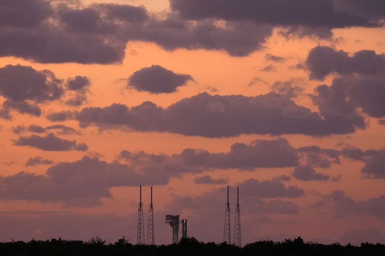 La cápsula Starliner de Boeing, montada en un cohete Atlas V, en la plataforma de lanzamiento del Complejo 41, al amanecer del 1 de junio de 2024, en Cabo Cañaveral, Florida. (AP Foto/Chris OMeara)