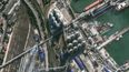 Esta imagen, distribuida por Vantor muestra humo en una vista general de una infraestructura portuaria en Novorossiysk, Rusia, el 12 de agosto de 2026. (Imagen satelital©2026 Vantor vía AP)