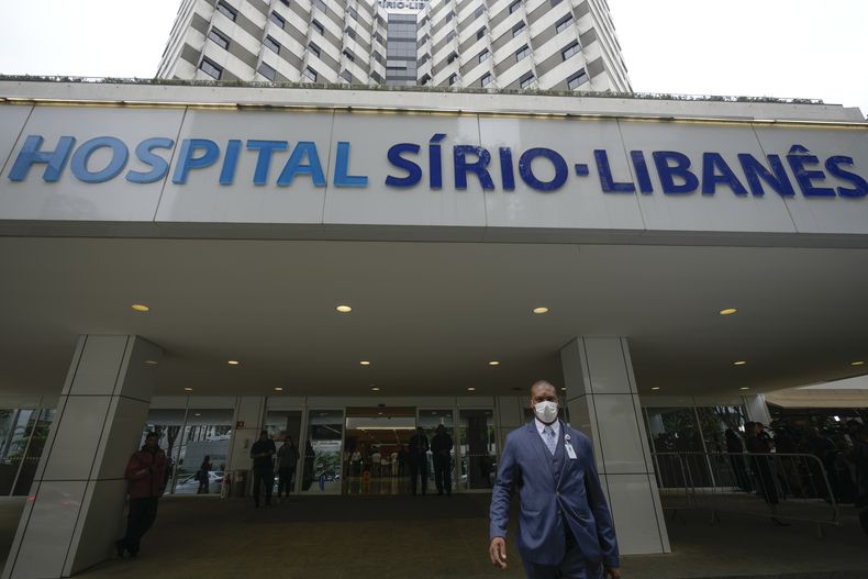 Entrada del hospital Sirio-Libanés donde el presidente brasileño Luiz Inacio Lula da Silva se recupera de una cirugía, en Sao Paulo, el 10 de diciembre de 2024. (AP Foto/Andre Penner)