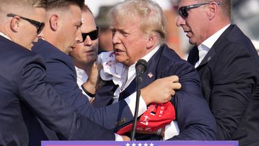 El expresidente y virtual candidato presidencial republicano Donald Trump recibe ayuda para bajar del estrado en un mitin de campaña en Butler, Pensilvania, el sábado 13 de julio de 2024. (AP Foto/Gene J. Puskar)