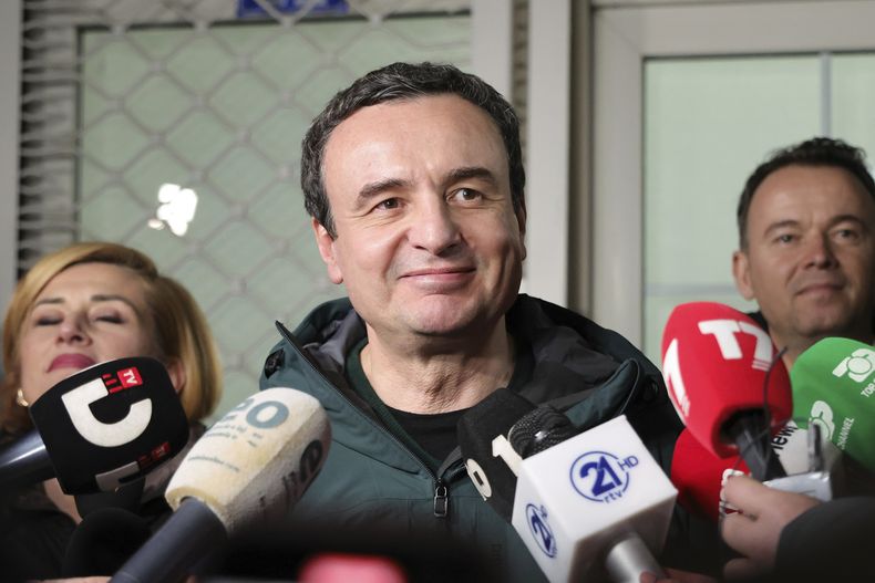 Albin Kurti, presidente del partido izquierdista Vetevendosje!, habla con la prensa tras anunciarse los resultados de las elecciones parlamentarias, el domingo 9 de febrero de 2025, en Pristina, Kosovo. (AP Foto/Vlasov Sulaj)