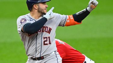 El cátcher de los Astros de Houston Yainer Diaz celebra su doble en la quinta entrada ante los Guardianes de Cleveland el martes 21 de abril del 2026. (AP Foto/David Richard)