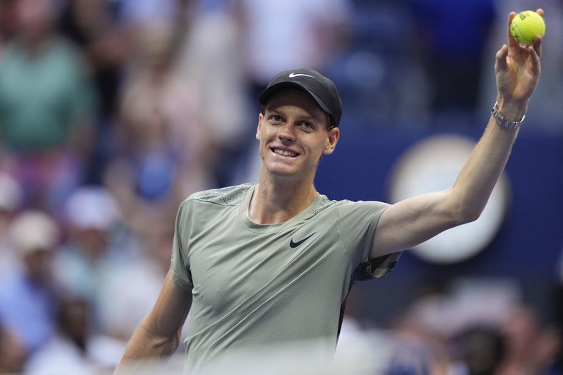 El italiano Jannik Skinner festeja su triunfo sobre el británico Jack Draper en la semifinal del Abierto de Estados Unidos, el viernes 6 de septiembre de 2024 (AP Photo/Julia Nikhinson)