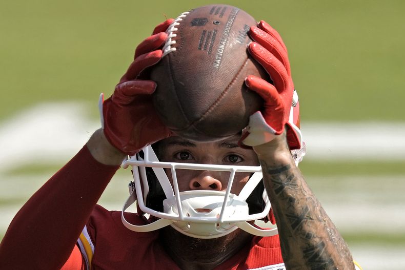 Skyy Moore, wide receiver de los Chiefs de Kansas City, atrapa un balón durante el campamento de entrenamiento del equipo, el domingo 23 de julio de 2023, en St. Joseph, Missouri. (AP Foto/Charlie Riedel)
