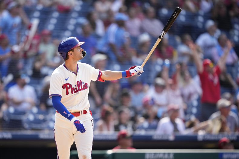 Trea Turner de los Filis de Filadelfia tras conectar un jonrón ante los Diamondbacks de Arizona, el miércoles 24 de mayo de 2023. (AP Foto/Matt Slocum)