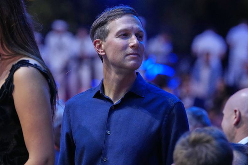 ARCHIVO - Jared Kushner espera para entrar al cuadrilátero tras el combate por el campeonato de peso ligero en el evento UFC Freedom 250, celebrado en el Jardín Sur de la Casa Blanca, el 15 de junio de 2026, en Washington. (AP Foto/Alex Brandon, archivo)