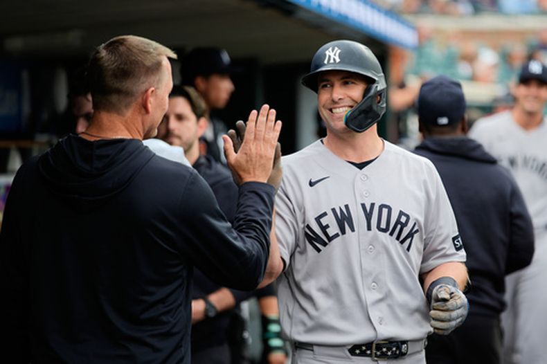 Paul Goldschmidt, de los Yankees de Nueva York, celebra su cuadrangular contra los Tigres de Detroit durante la primera entrada del juego de béisbol de Grandes Ligas, el miércoles 24de junio de 2024, en Detroit. (AP Foto/Paul Sancya)
