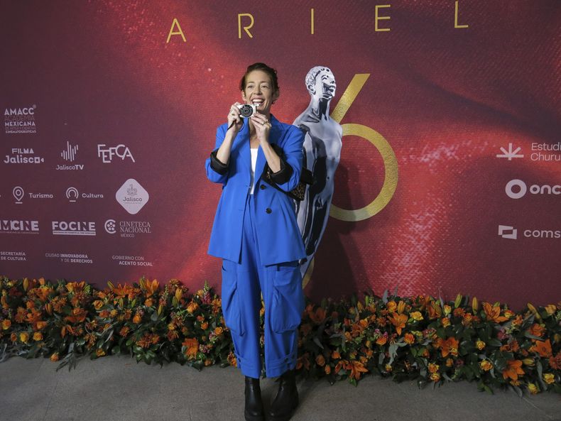 La cineasta Elisa Miller, de la película Temporada de huracanes, sonríe después de tomar una fotografía al llegar al almuerzo de nominados de la 66a edición de los premios Ariel de la Academia Mexicana de Artes y Ciencias Cinematográficas en la Ciudad de México el 21 de agosto de 2024. (Foto AP/Berenice Bautista)