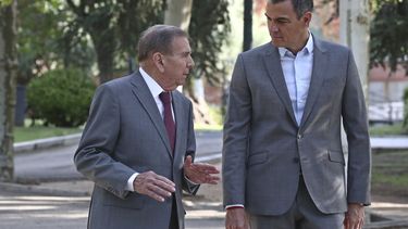 En esta imagen distribuida por el gobierno de España, el líder opositor venezolano exiliado Edmundo González (a la izquierda) pasea junto al presidente del gobierno, Pedro Sánchez, en el exterior del Palacio de La Moncloa en Madrid, el 12 de septiembre de 2024. (Fernando Calvo, Gobierno de España vía AP)