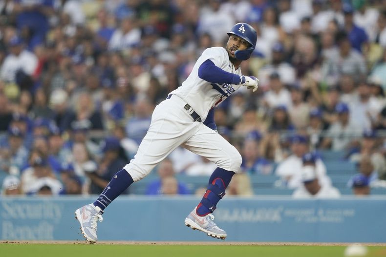 Mookie Betts, de los Dodgers de Los Ángeles, regresa a primera base después de conectar un sencillo en la primera entrada del juego ante los Rockies de colorado, el viernes 11 de agosto de 2023, en Los Ángeles. (AP Foto/Ryan Sun)