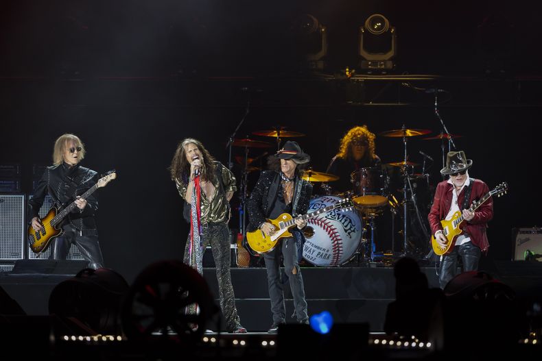 ARCHIVO - Tom Hamilton, de izquierda a derecha, Steven Tyler, Joe Perry, John Douglas y Brad Whitford de Aerosmith, durante su presentación el 8 de septiembre de 2022 en el Fenway Park de Boston. Aerosmith estará de gira por última vez para celebrar sus más de 50 años como astros del rock, anunció la banda el lunes 1 de mayo de 2023. Su gira de despedida se titula Peace Out y comenzará el 2 de septiembre en Filadelfia. (Foto Winslow Townson/Invision/AP, archivo)