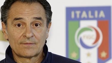 americateve | El t&eacute;cnico de Italia, Cesare Prandelli, durante una conferencia de prensa en el campo de entrenamiento de la selecci&oacute;n en Florencia el 15 de abril del 2014. Prandelli dijo que hay que esperar para ver si Giuseppe Rossi se repone f&iacute;sic