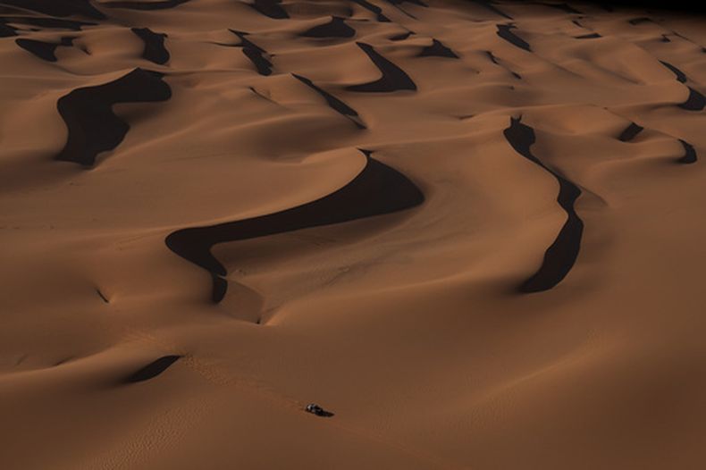 ARCHIVO - Sebastien Loeb y Edouard Boulanger compiten durante la novena etapa del Rally Dakar en Arabia Saudí, el 13 de enero de 2026. (AP Foto/Thibault Camus)