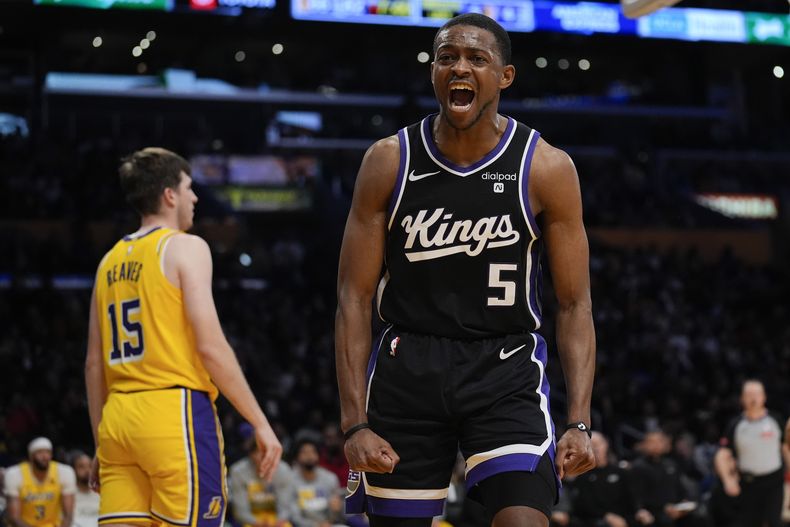 DeAaron Fox, de los Kings de Sacramento, celebra luego de anotar en el encuentro del miércoles 6 de marzo de 2024, ante los Lakers de Los Ángeles (AP Foto/Marcio José Sánchez)