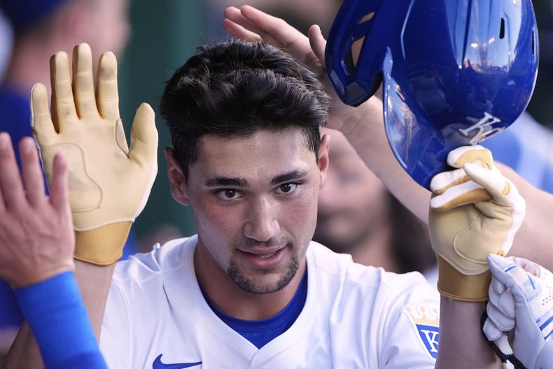 Jac Caglianone de los Reales de Kansas City celebra en el dugout después de conectar un jonrón solitario durante la segunda entrada de un partido de béisbol contra los Piratas de Pittsburgh, el martes 8 de julio de 2025, en Kansas City, Misuri. (AP Photo/Charlie Riedel)