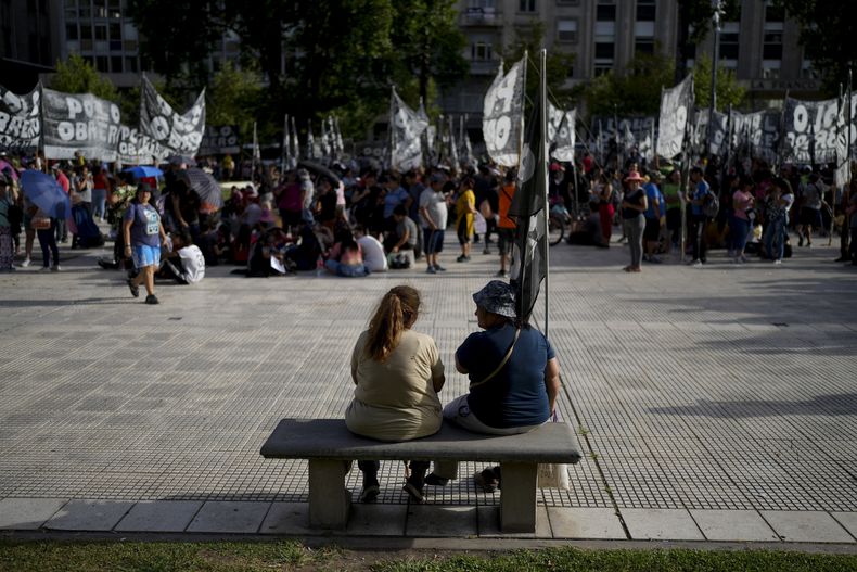 ARCHIVO - Los manifestantes se sientan en un banco durante una protesta contra las políticas del presidente Javier Milei, en Buenos Aires, Argentina, el viernes 20 de diciembre de 2024. (AP Foto/Natacha Pisarenko, Archivo)