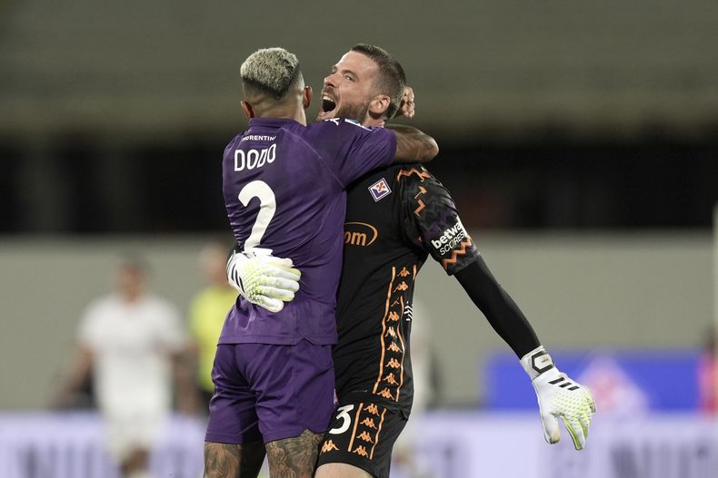 ARCHIVO - El arquero de Fiorentina David De Gea (derecha) y su compañero Dodo celebran tras el gol de Albert Gudmundsson durante el partido de la Serie A contra el AC Milan, el 6 de octubre de 2024, en Florencia. (Massimo Paolone/LaPresse vía AP)