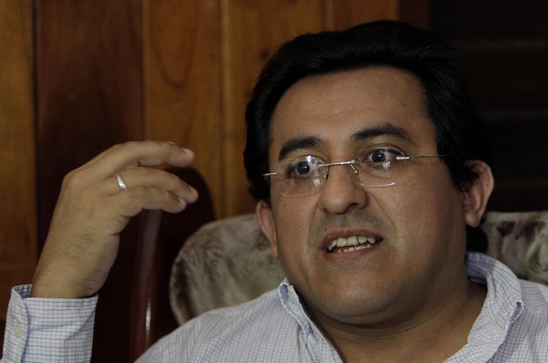 ARCHIVO - Raúl Ernesto Cruz León, que admitió haber colocado una bomba en un hotel cubano en 1997, habla durante una entrevista con The Associated Press en La Habana, Cuba, el 8 de febrero de 2011. (AP Foto/Franklin Reyes, Archivo)