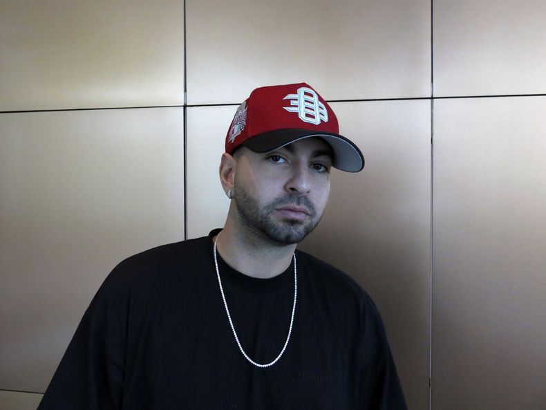 El cantante estadounidense Justin Quiles posa para un retrato durante una entrevista en la Ciudad de México el domingo 14 de mayo de 2023. (Foto AP/Berenice Bautista)