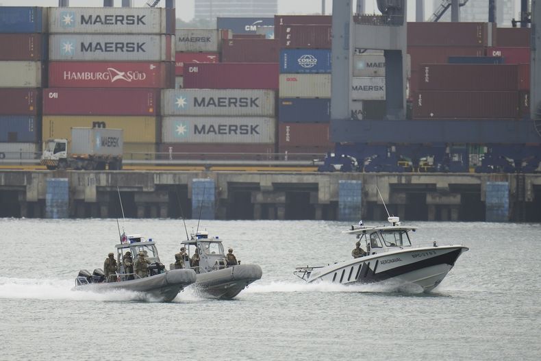 Militares estadounidenses y panameños patrullan el Canal de Panamá durante un ejercicio conjunto durante la visita del secretario de Defensa de Estados Unidos, Pete Hegseth, al puerto de Rodman, en Panamá Oeste, el martes 8 de abril de 2025. (Foto AP/Matías Delacroix)