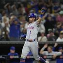 Jeff McNeil de los Mets de Nueva York luego de anotar en un sencillo de Francisco Álvarez durante la 10ma entrada en el juego de las Grandes Ligas contra los Padres de San Diego, el viernes 7 de julio de 2023, en San Diego. (AP Foto/Gregory Bull)
