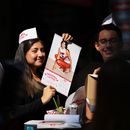 Una clienta sostiene un calendario de Dua Lipa durante la apertura la taquería La Dua de la estrella de la música, un restaurante emergente para sus fans en la Ciudad de México, el lunes 1 de diciembre de 2025. (Foto AP/Eduardo Verdugo)