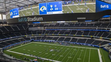 ARCHIVO - Los Rams de Los Ángeles realizan su primera práctica en el SoFi Stadium, el sábado 22 de agosto de 2020, en Inglewood, California (AP Foto/Kyusung Gong)