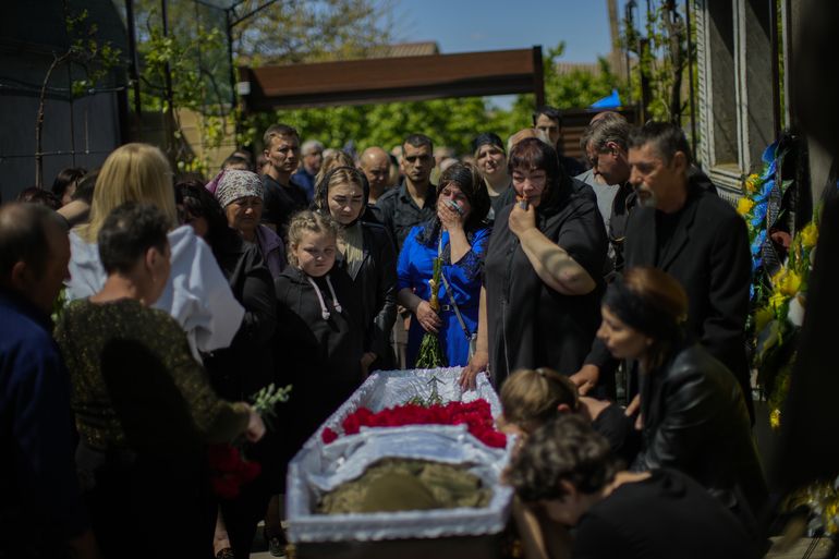 De civil a soldado: el entierro de un voluntario ucraniano