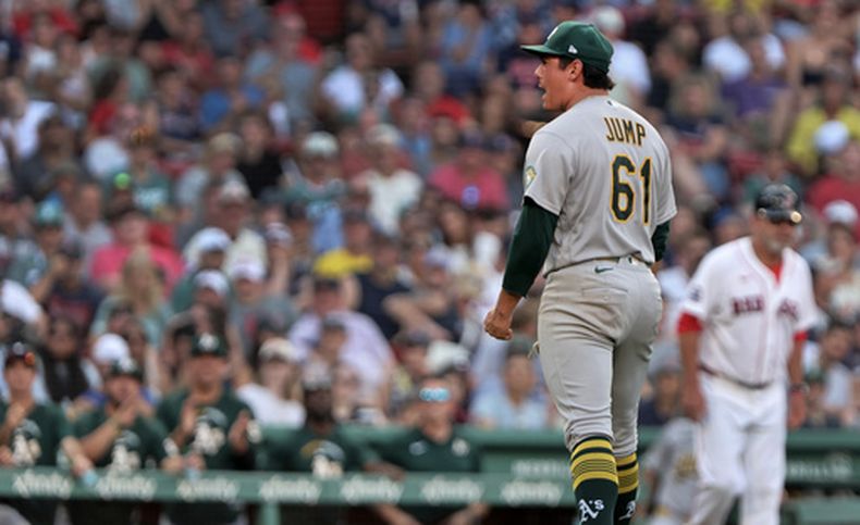 Gage Jump, pitcher de los Atléticos, festeja luego de ponchar al último bateador de los Medias Rojas de Boston en la sexta entrada del juego del sábado 8 de agosto de 2026 (AP Foto/Jim Davis)