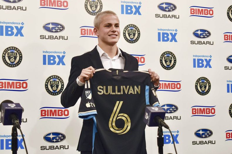 ARCHIVO - Cavan Sullivan, del Union de Filadelfia, sostiene su camiseta durante una conferencia de prensa en Chester, Pensilvania, el 9 de mayo de 2024 (Jonathan Tannenwald/The Philadelphia Inquirer via AP, archivo)