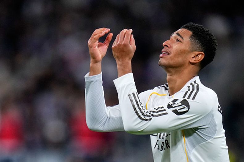Jude Bellingham, del Real Madrid, reacciona durante el partido de fútbol de La Liga entre su equipo y Celta de Vigo, el domingo 7 de diciembre de 2025, en Madrid. (AP Foto/Manu Fernandez)