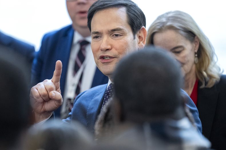 El secretario de Estado de Estados Unidos, Marco Rubio, saluda al personal del departamento durante un acto de bienvenida, en el Departamento de Estado, el 21 de enero de 2025, en Washington. (AP Foto/Jacquelyn Martin)