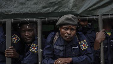 Exintegrantes de las Fuerzas Armadas y agentes de policía de la República Democrática del Congo que supuestamente se rindieron a rebeldes del grupo M23 llegan el 23 de febrero de 2025, a Goma, Congo. (AP Foto/Moses Sawasawa, Archivo)