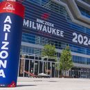 Personal realiza preparativos en los alrededores del Foro Fiserv previo a la Convención Nacional Republicana 2024, el viernes 12 de julio de 2024, en Milwaukee. (AP Foto/Alex Brandon)