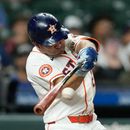 El venezolano José Altuve, de los Astros de Houston, pega un sencillo ante los Azulejos de Toronto, el martes 4 de agosto de 2026 (AP Foto/David J. Phillip)