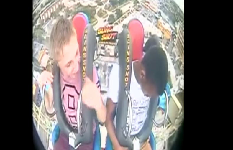 Al subirse al Sling Shot, un joven no contó con perder el conocimiento, al menos eso parece en la tomas que fueron captadas por una videocámara