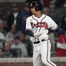 Vaughn Grissom, campocorto de los Bravos de Atlanta, observa la pelota al conectar un sencillo productor ante los Marlins de Miami, el miércoles 26 de abril de 2023 (AP Foto/John Bazemore)