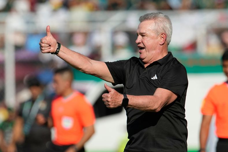 El entrenador de México, Javier Aguirre, da instrucciones durante un partido amistoso ante Bolivia en Santa Cruz, Bolivia, el domingo 25 de enero del 2026. (AP Foto/Juan Karita)
