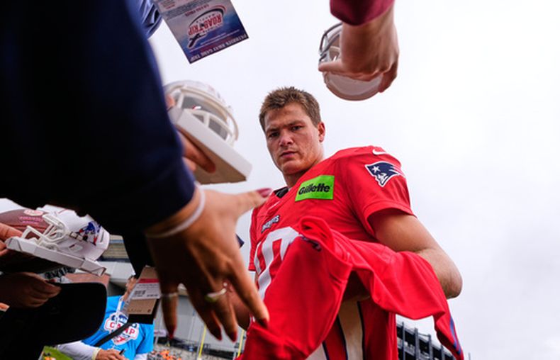 Drake Maye, quarterback de los Patriots de Nueva Inglaterra, firma autógrafos después de la práctica del equipo en el campamento de entrenamiento, el jueves 30 de julio de 2026, en Foxborough, Massachusetts. (AP Foto/Charles Krupa)