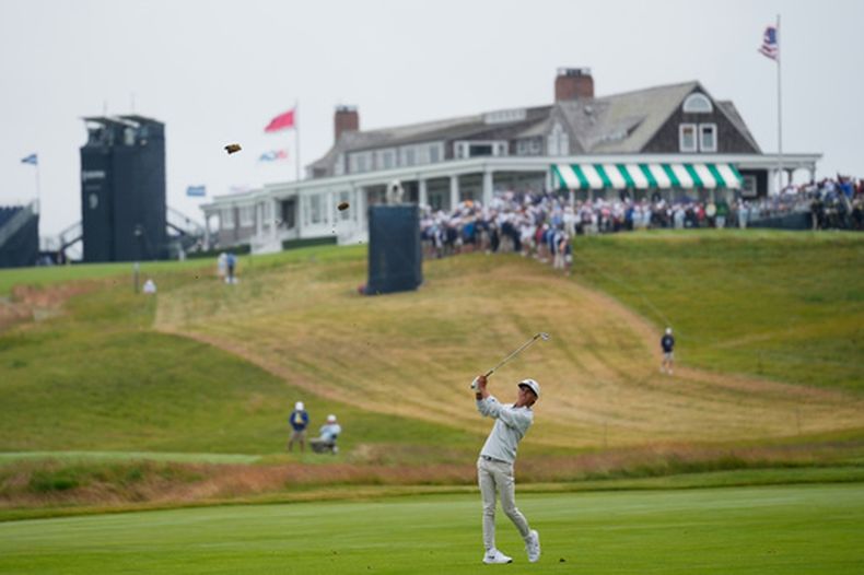 Miles Russell batea desde el fairway en el hoyo 1 durante la primera ronda del torneo de golf Abierto de EE. UU. en el Shinnecock Hills Golf Club en Southampton, Nueva York, el jueves 18 de junio de 2026. (Foto AP/David J. Phillip)