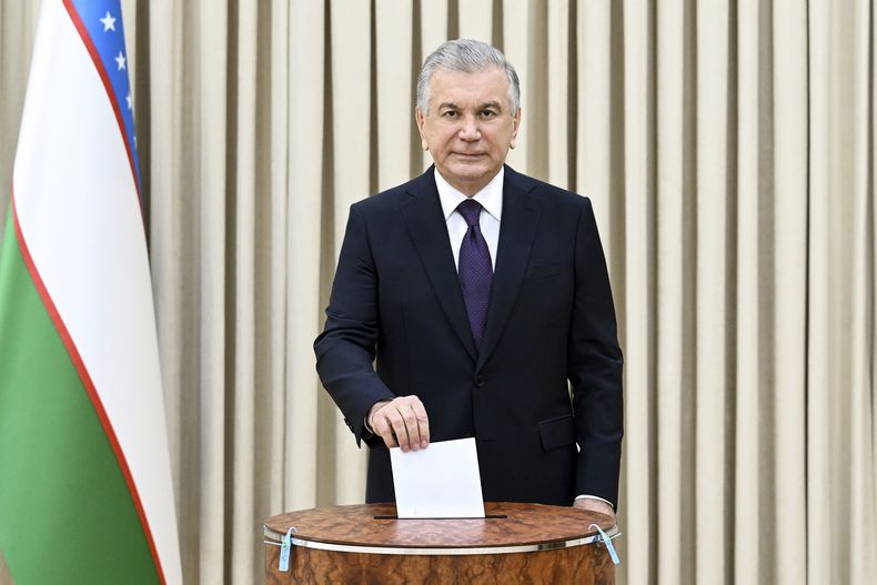 En esta fotografía distribuida por la Oficina de Prensa Presidencial de Uzbekistán, el presidente Shavkat Mirziyoyev vota durante un referéndum constitucional en Tashkent, el domingo 30 de abril de 2023. (Foto, Oficina de Prensa Presidencial de Uzbekistán vía AP)
