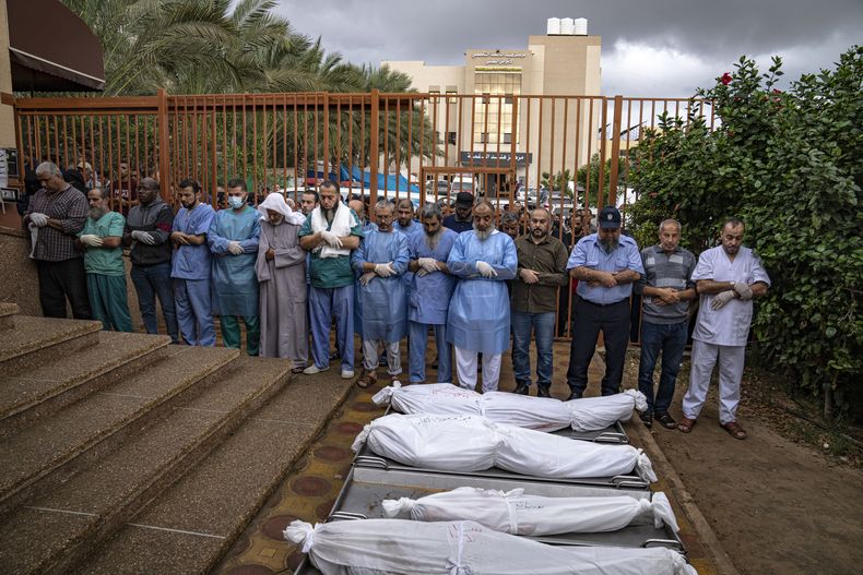 Palestinos lloran a sus familiares que murieron en un bombardeo israelí en la Franja de Gaza, el martes 14 de noviembre de 2023, en el hospital de Jan Yunis. (AP Foto/Fatima Shbair)