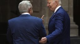 ARCHIVO - El presidente estadounidense Joe Biden y el mexicano Andrés Manuel López Obrador conversan antes de la foto oficial de la Cumbre Norteamericana en el Palacio Nacional, Ciudad de México, 10 de enero de 2023. Los dos estrechos aliados, que no siempre se llevan bien personalmente se reunirán el viernes 17 de noviembre de 2023 en San Francisco para hablar sobre migración, tráfico de fentanilo y las relaciones con Cuba.(AP Foto/Fernando Llano, File)