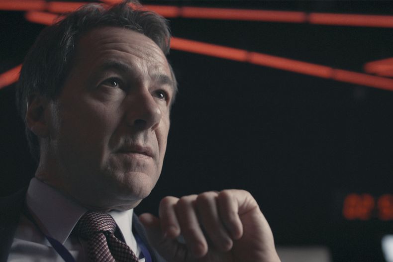 En esta imagen proporcionada por Submarine Deluxe muestra a Steve Bullock en una escena de War Game. (Submarine Deluxe via AP)