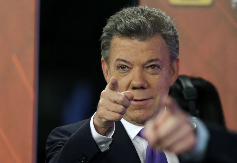 El gobernante colombiano Juan Manuel Santos hace gestos durante el debate presidencial de la v&iacute;spera. El martes  10 de junio de 2014 el gobierno de Santos anunci&oacute; en Bogot&aacute;  que lleg&oacute; un acuerdo con la guerrilla del ELN para in