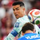 El atacante portugués Cristiano Ronaldo observa la trayectoria del balón tras un cabezazo del croata Nikola Vlasic en el partido de los 16vos de final del Mundial, el jueves 2 de julio de 2026, en Toronto. (Nathan Denette/The Canadian Press vía AP)