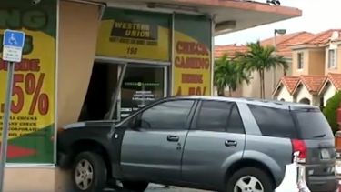 americateve | Un auto se estrella contra una tienda de cobro de cheques en Hialeah y causa severos daños.
